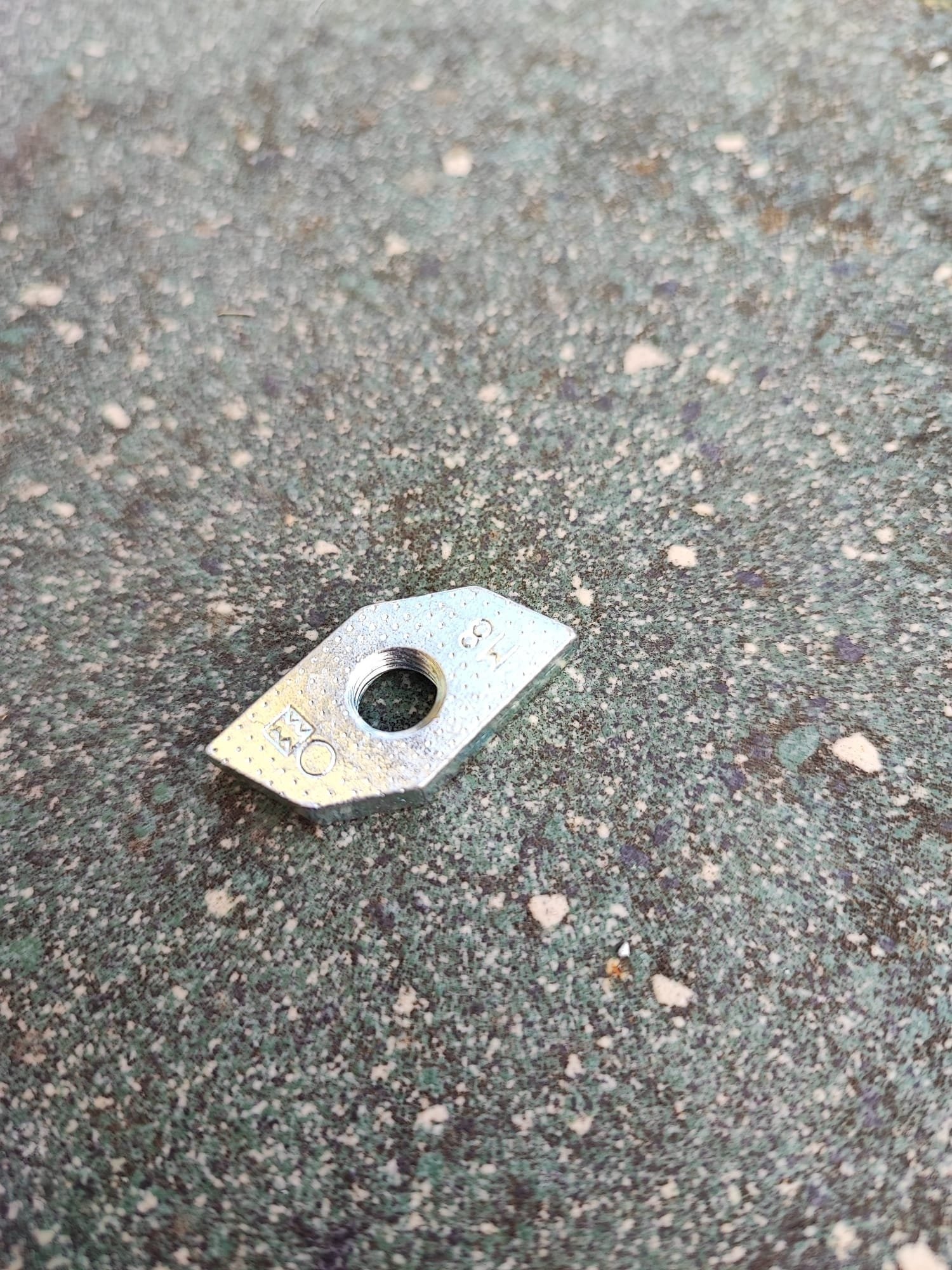 Rombinė bačkutė M8 varžtui Remor profiliui